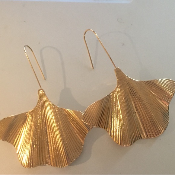 New Gold Sea Shelf Earrings - Picture 2 of 4